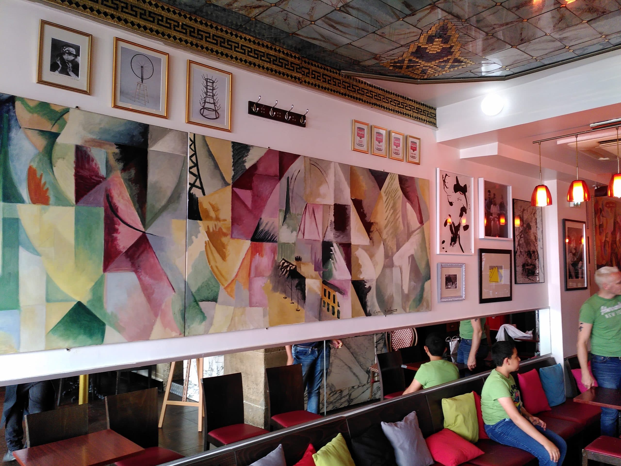 Salle de Chez Loulou — plafond Art Déco et collection d'art moderne