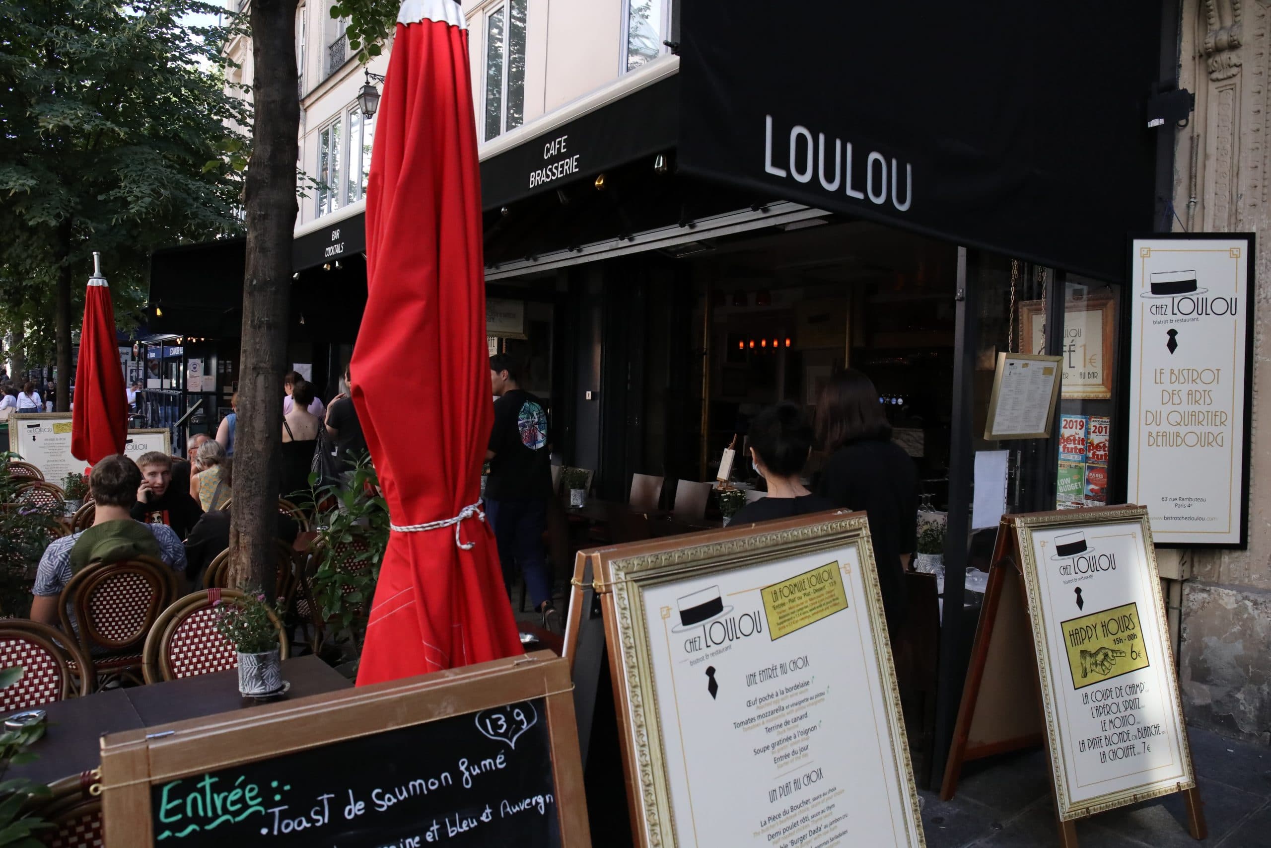 Façade de Chez Loulou à la nuit tombée